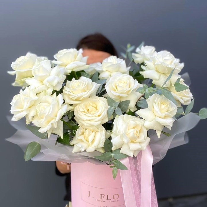 17 Французских белых роз в боксе в Краснодаре