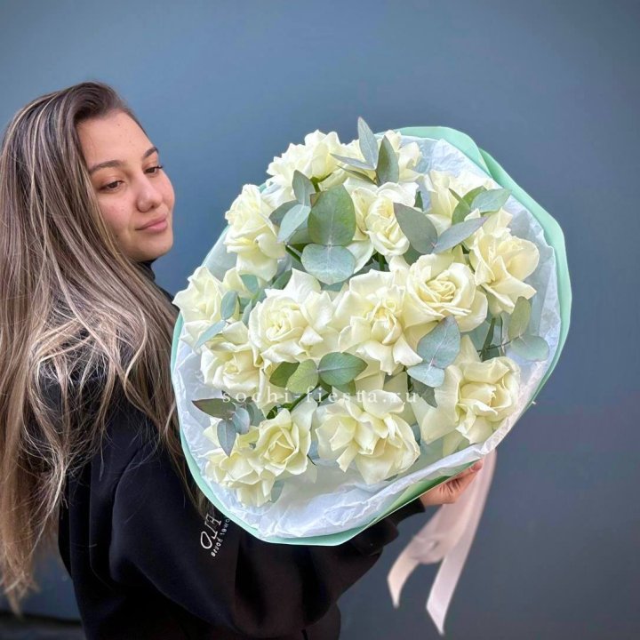 15 Белых французских роз "Notte Bianca" в Краснодаре