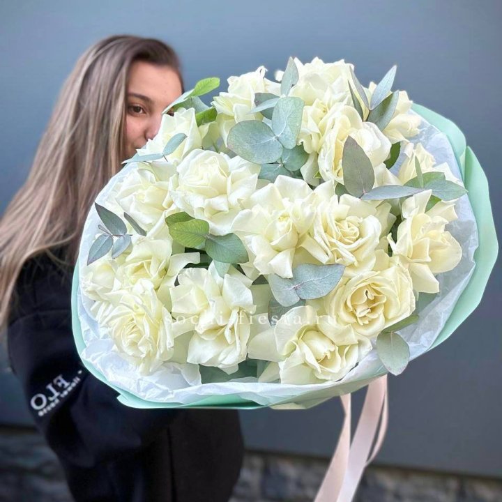 19 Белых французских роз "Notte Bianca" в Краснодаре