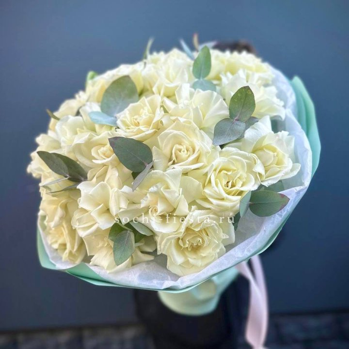 25 Белых французских роз "Notte Bianca" в Краснодаре