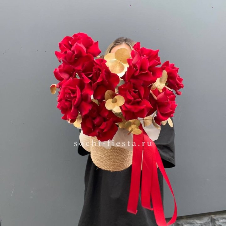 Красные французские розы в джутовом кашпо в Краснодаре