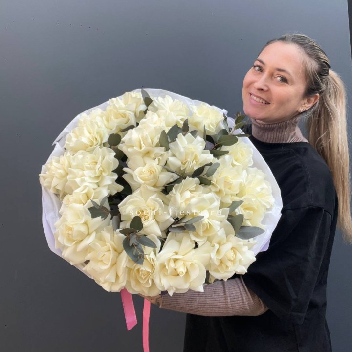 25 Белых французских роз WhiteNice с доставкой в Краснодаре