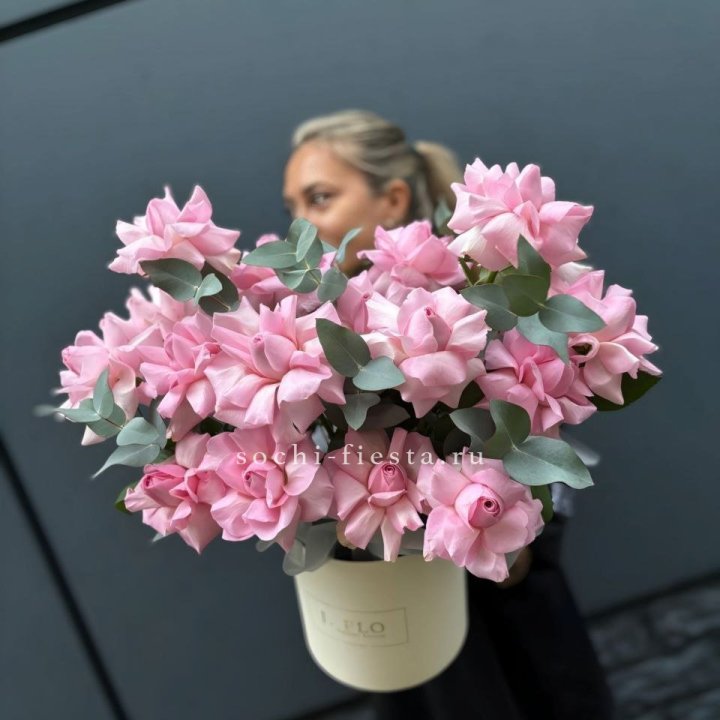 17 Розовых французских роз в боксе в Краснодаре