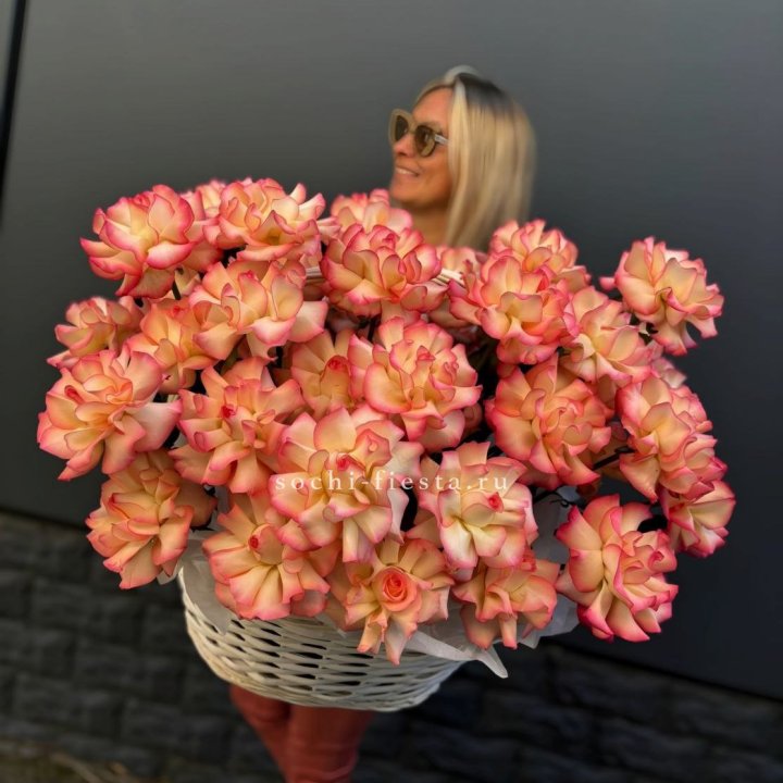 45 французских роз Джумилия в корзине с доставкой в Краснодаре