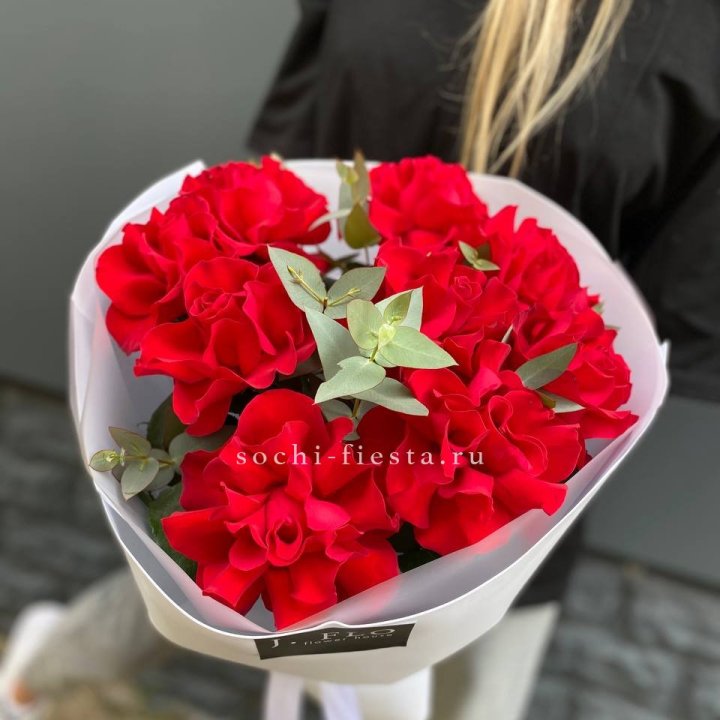 9 Красных французских роз в Краснодаре