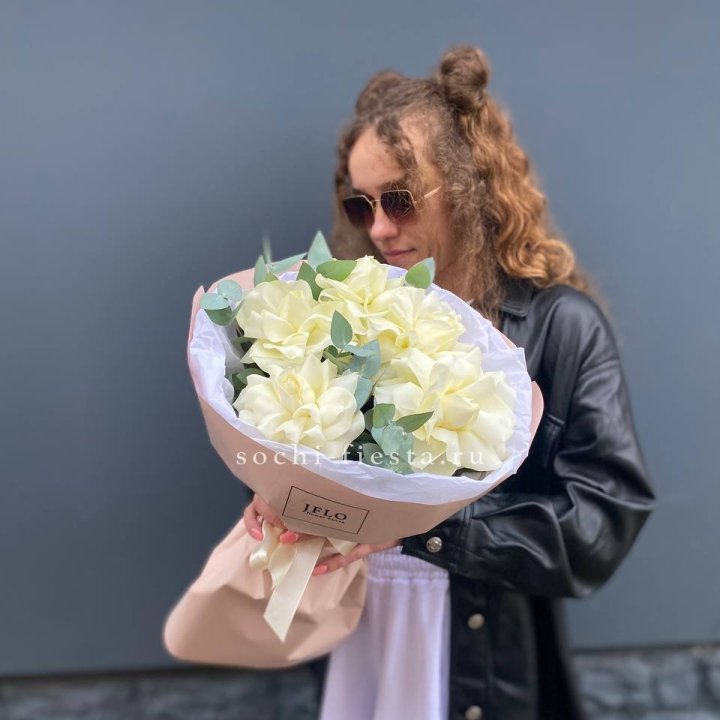 5 Белых французских роз с доставкой в Краснодаре