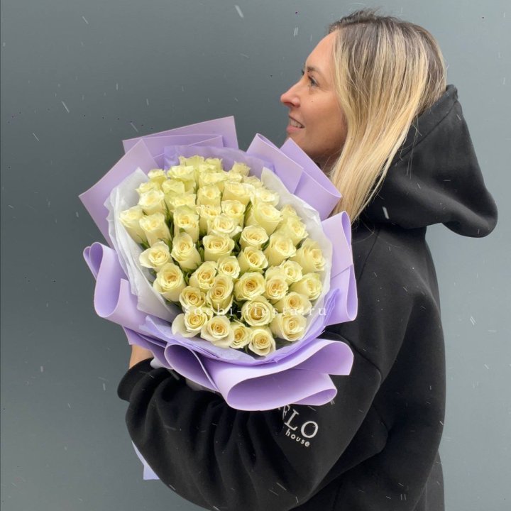 51 белая кенийская роза в оформлении в Краснодаре