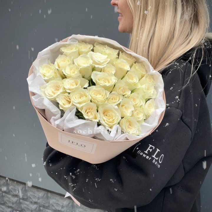 31 белая роза в оформлении в Краснодаре