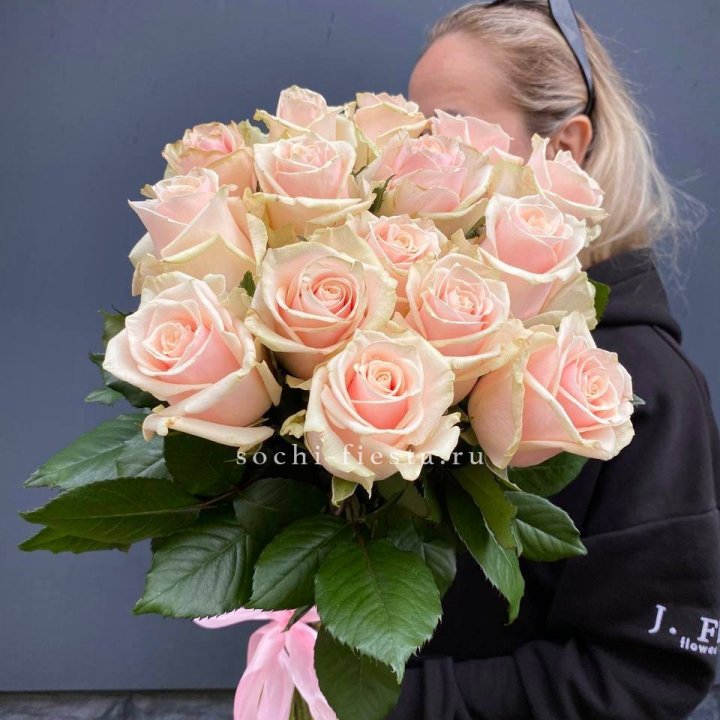 15  кремовых высоких роз с доставкой в Краснодаре