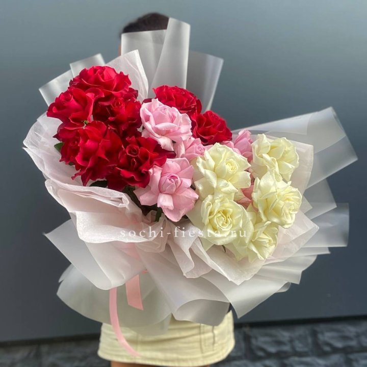 Микс из 17 роз в Краснодаре