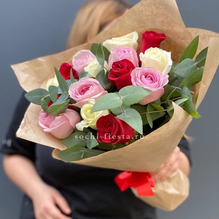 Букет из 15 роз с эвкалиптом в Краснодаре