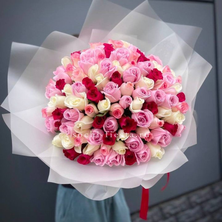 101 разноцветная роза Carousel в Краснодаре