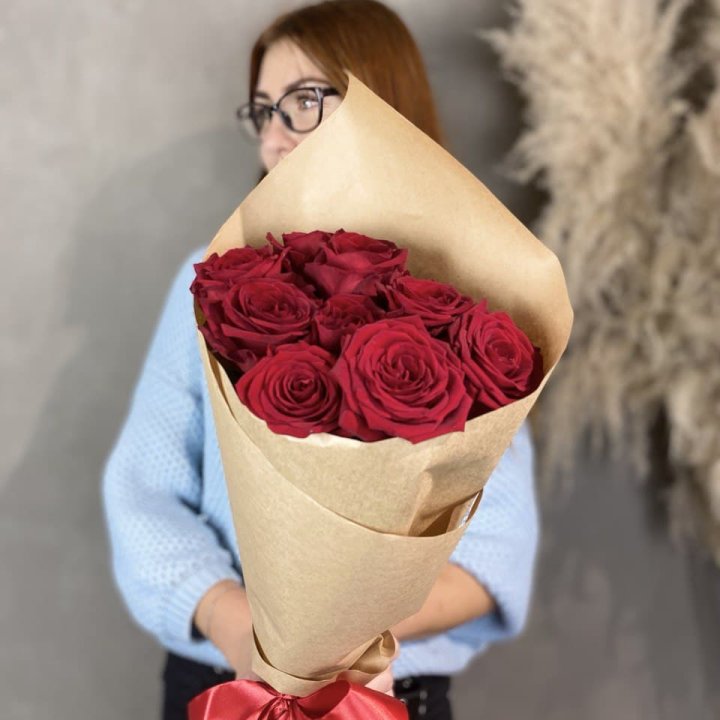 9 красных роз в крафте в Краснодаре