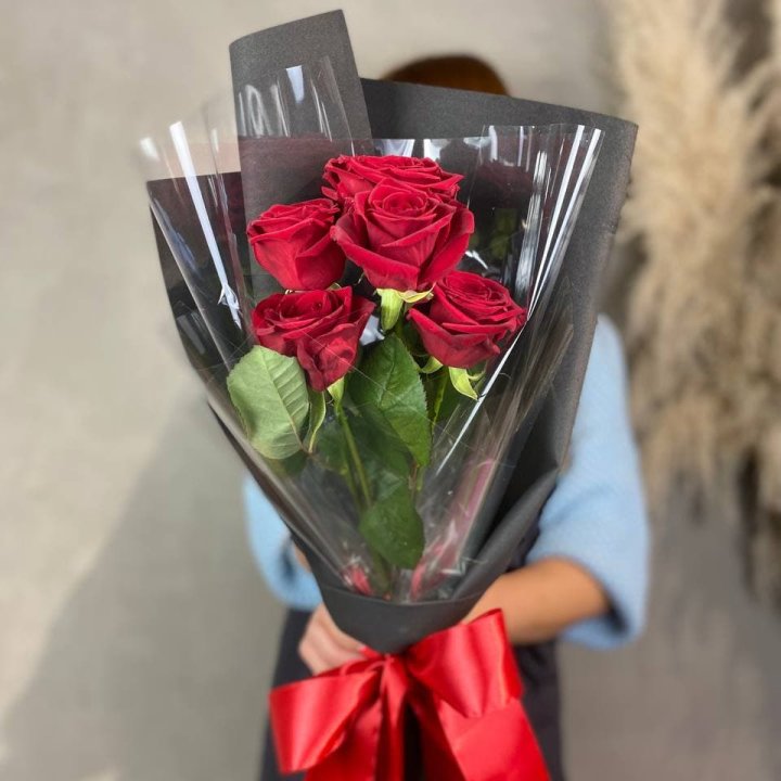 5 роз Red Naomi BLVCK в Краснодаре