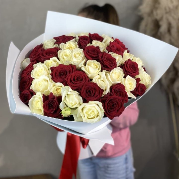 51 красная и белая роза в Краснодаре