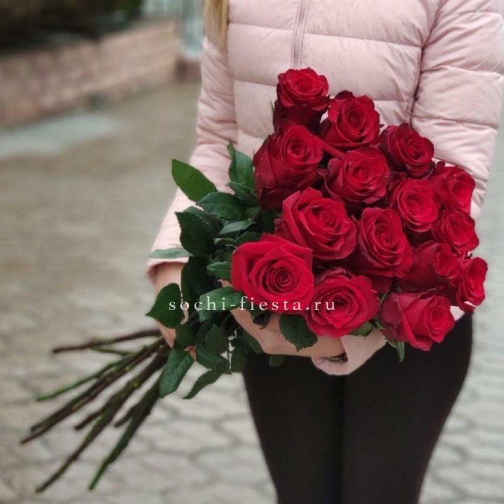 15 высоких красных роз в Краснодаре
