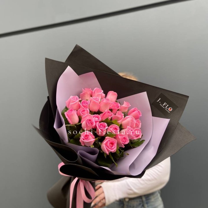 19 розовых роз BLVCK в Краснодаре