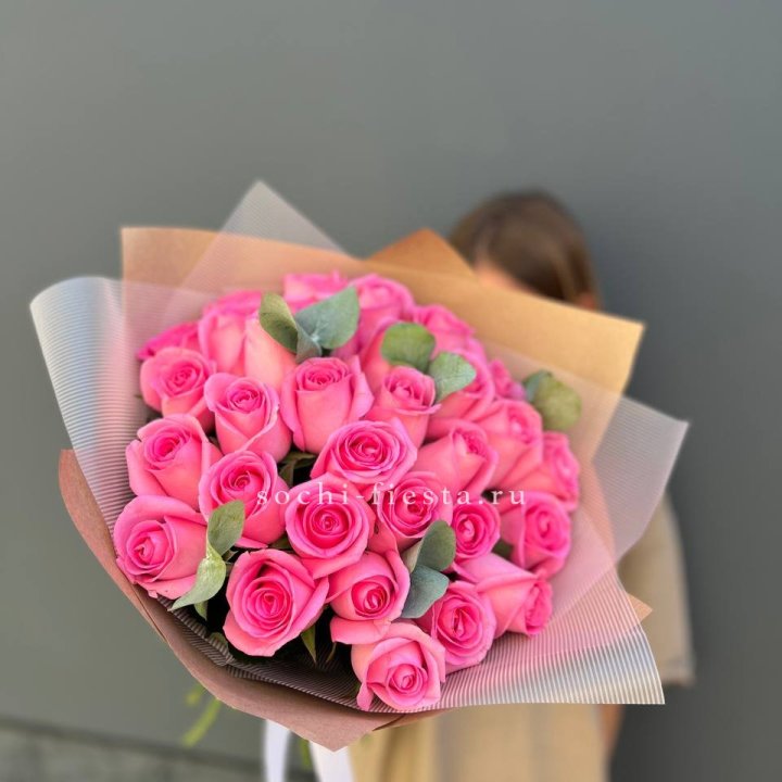 31 розовая роза с эвкалиптом в Краснодаре