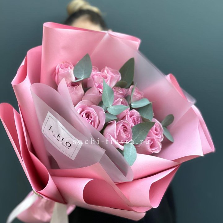 15 Розовых роз с эвкалиптом в Краснодаре