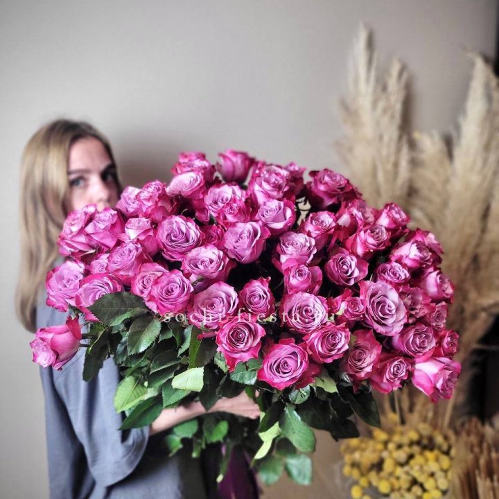 Охапка высоких роз Deep Purple в Краснодаре