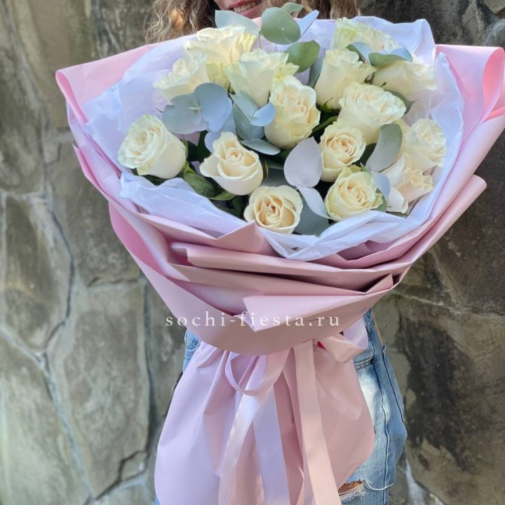 Белые розы в авторском оформлении в Краснодаре